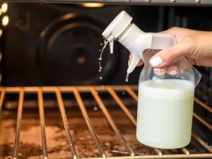 Czym wyczyścić piekarnik przypalony? Sprawdzone metody i porady