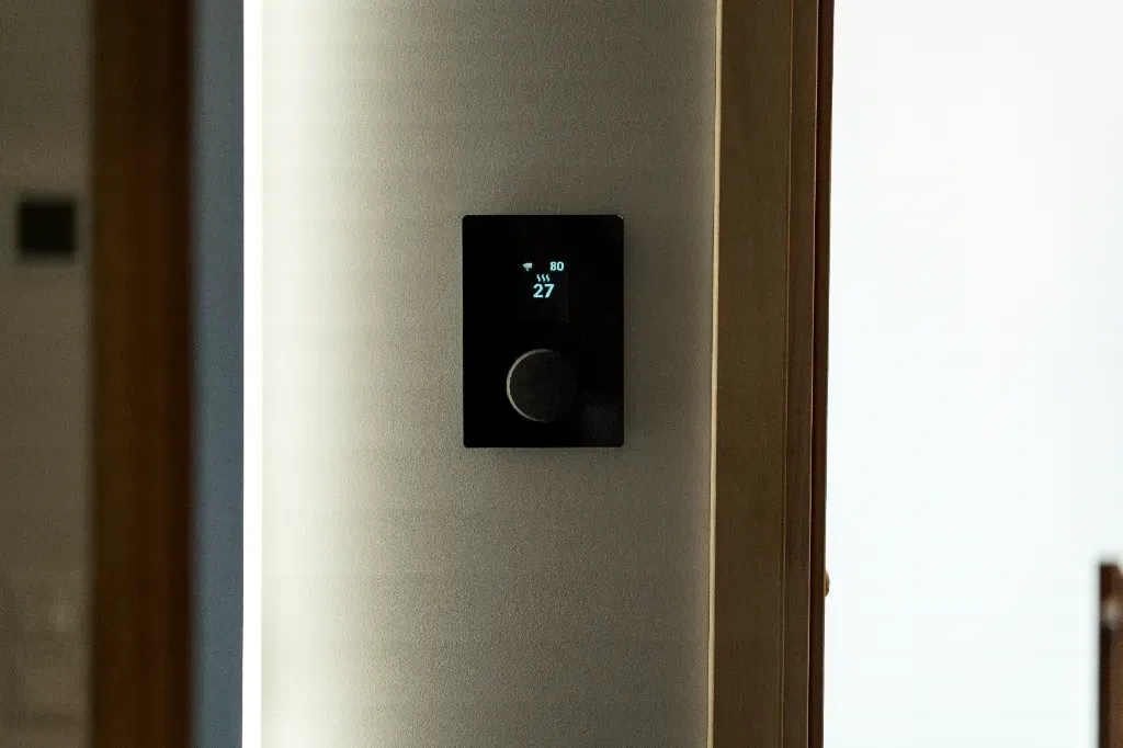 Ciepło, które nie zabiera przestrzeni – dlaczego ogrzewanie podłogowe to luksus, na który Cię stać